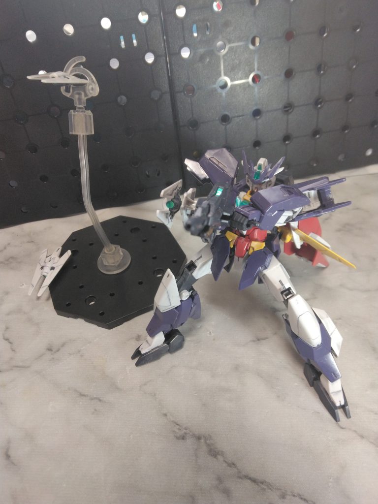 長距離射撃特化らしく肩、足にセンサービットを搭載して感知したら即撃ち落とす。そう思えばサンダーボルトザクみたい。