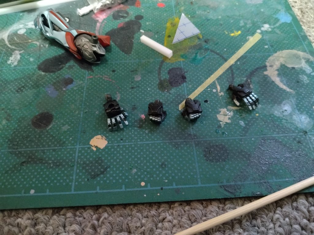 指もしっかり塗ってます