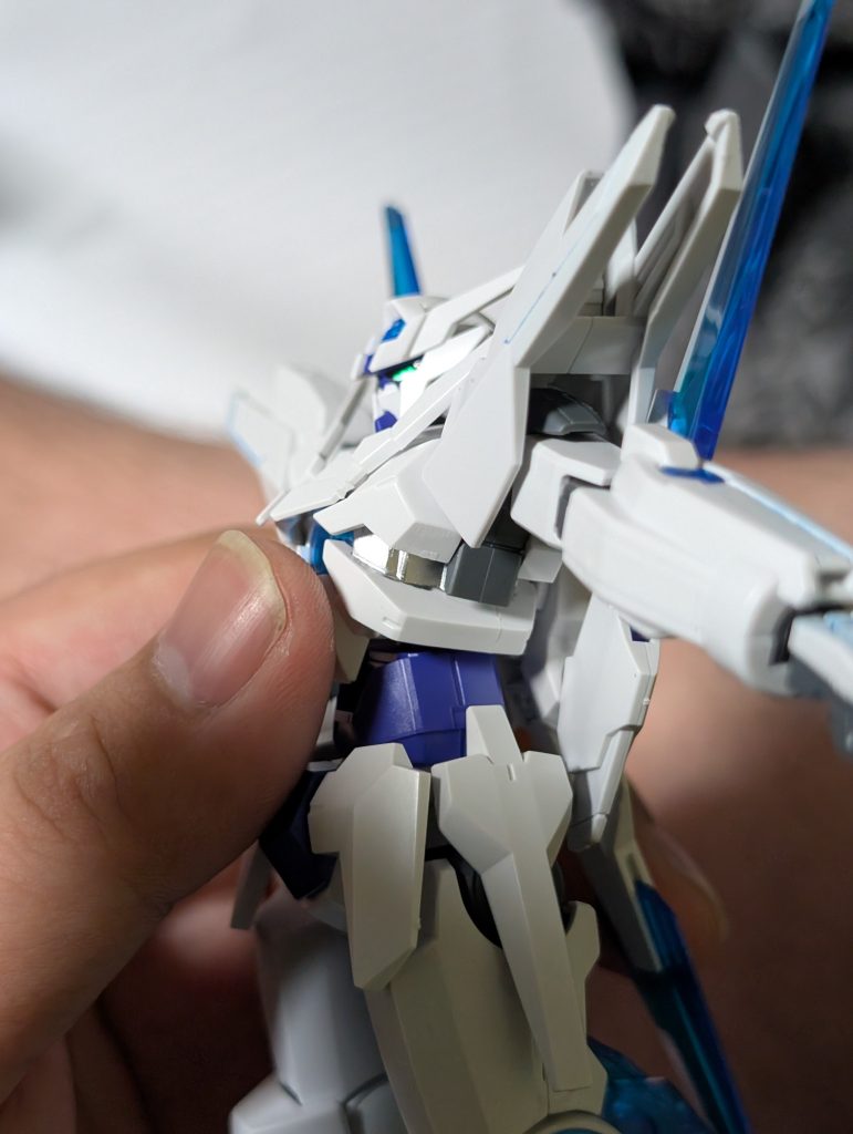 主な塗装は脇腹らへん、肩の筋彫り処理後、クリアパーツ、腕パーツを塗装しました。脇腹とクリアパーツはシャインシルバー 肩の筋彫り処理後と腕はメタブルー