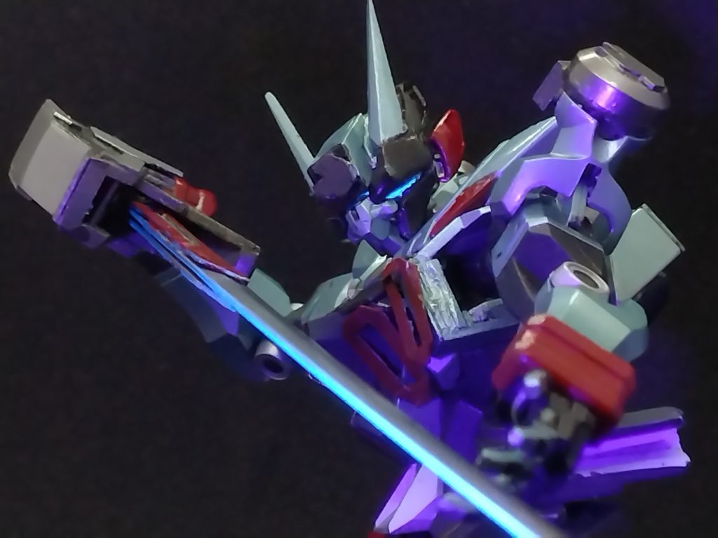 ジークアクス頭部実は赤く塗った部分がランプみたいだなぁ↑これが製作はじめに思いつき開始そのため光らせるのめんど…大変なのでメタリックレッドで塗装。マスク表面の黒はプリズムブルーブラック