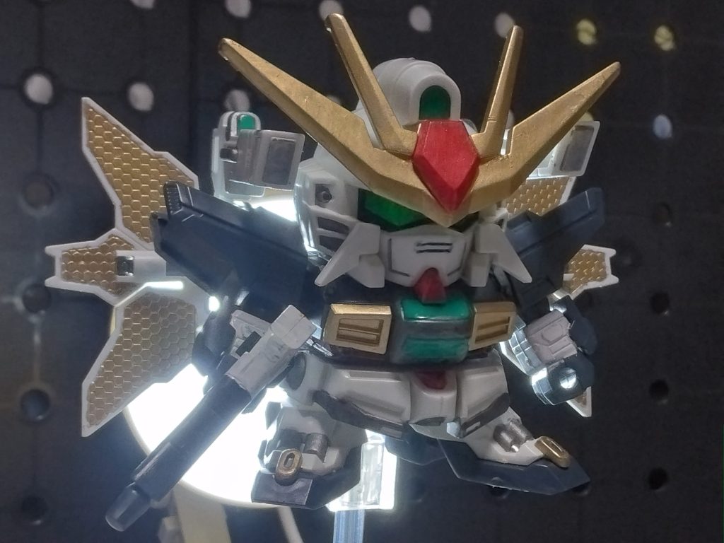 ライトを後ろに置いて、ツインサテライトキャノン撃ちますよ~みたいな😅DXはSDキットでは珍しいので、しっかり飾って残したいと思います。