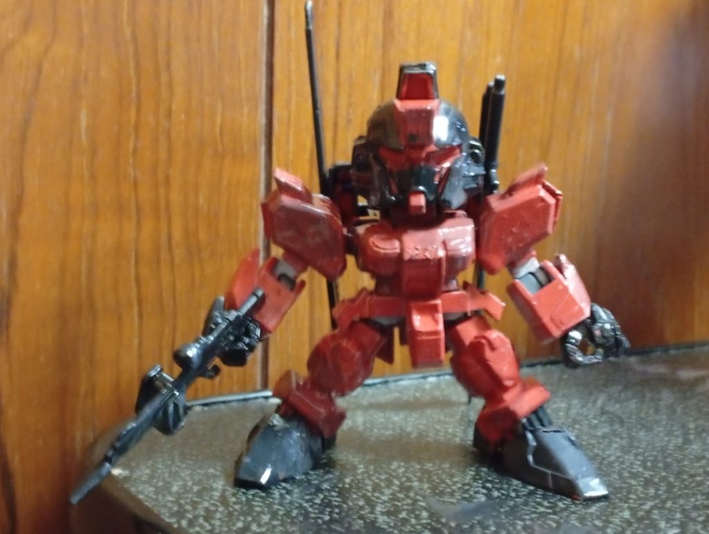 頭部アンテナやビームブーメランや翼パーツのオミットを行い、基本的にパーツ切削による引き算とプラ板やジャンクパーツの貼り付けで地味シルエットにして軽キャノン風のデスティニーとして製作しています。使用塗料はダリルバルデレッドとディアクティブブラック。