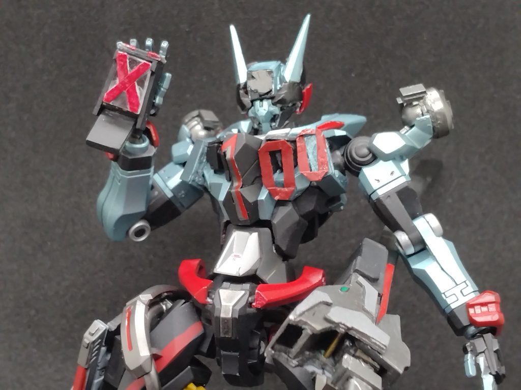 正面デカマスターといえば100の文字。1mmプラ板をカットし貼り付け。両肩基部は可動を減らしますがプラ板で埋め0の基部にしました