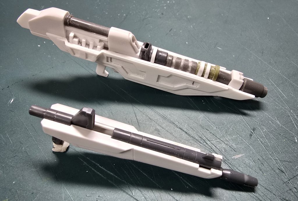 水中用ライフの制作途中の画像GXのビームライフルをベースにプラ材・ジャンクパーツ等でそれっぽく製作しました。