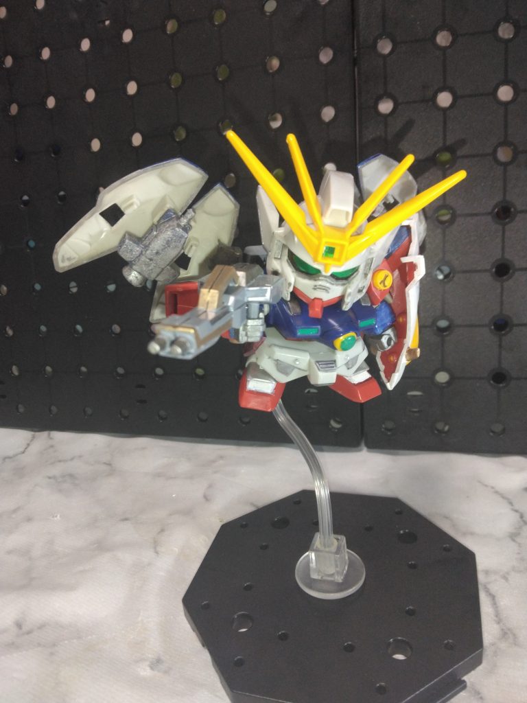 SDでの1コマ。カトル 「近づかないでって言ってるだろ!!」バックパックは一応開いてバーニアが見えます。