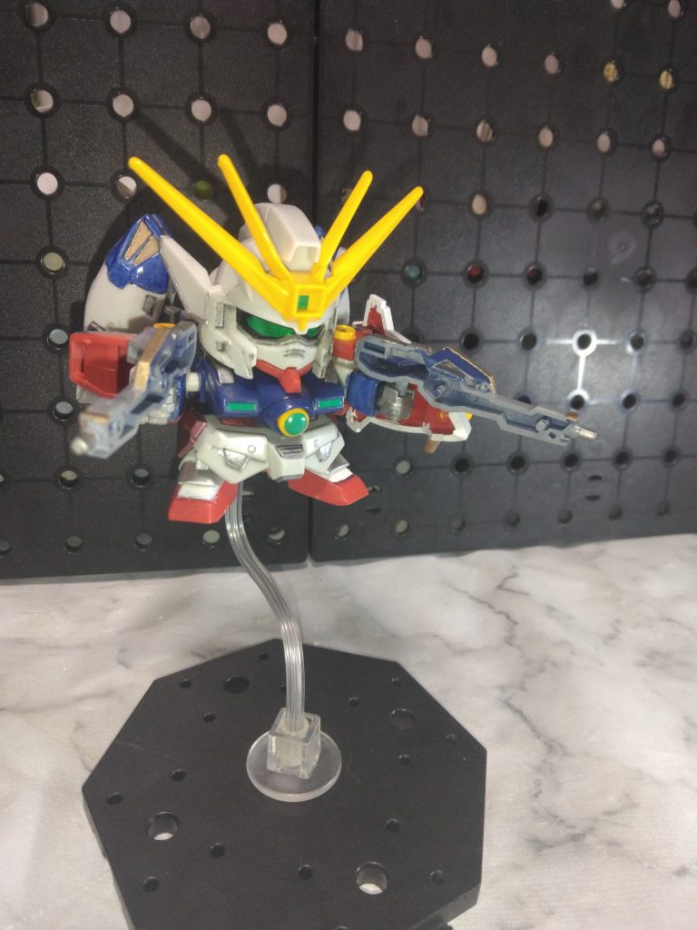 ウイングゼロやゼロカスタムは現代版で結構SDでリメイクされていますが、それに比べたら申し訳程度の可動。