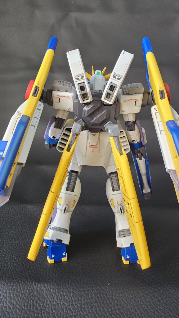 後部はディバイダーのスラスターを改造して取り付け水中用タンクと合わせてなんとかGXの意匠であるX字を再現