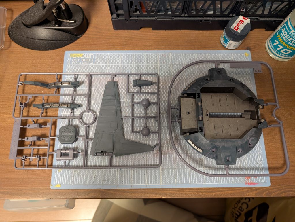 追伸。今回の塗装でやってみたかったことは、下塗りを活かすこと。写真は下塗り状態ですが、マダラで汚いけどコレでOKです。パーツが大き過ぎてランナー状態のまま塗装してます。