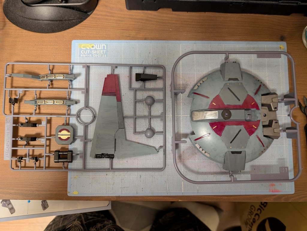 上塗りする時に上から下、前から後ろといったように筆運びの方向に意味を持たせるのと、下塗りが部分的に透ける程度にすることで、筆塗りの味がでたかな？なんて思っています😁綺麗に塗れないなら汚しちゃえ！って感じです。