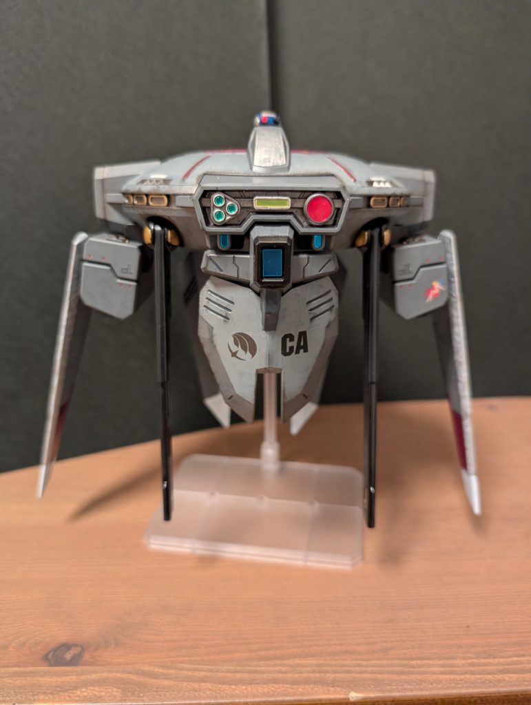 翼と尾翼と主砲？を畳むと少しコンパクトになりますが、そのぶん縦方向に場所取ることに…あ！センサー類のシールはキット付属のものですが、厚みや硬さがあって発色も良くいいものでした。