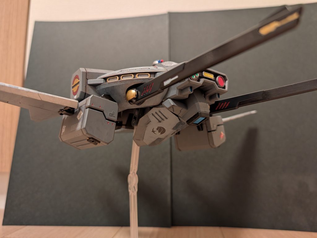 パーツ数は少ないけど、デカいパーツが多く画角に収まらないのが難点。全長32cm、全幅40cm!! 