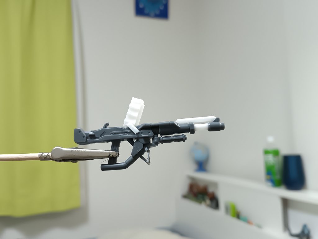 ザクマシンガンの改造にはプラ板を使用しています