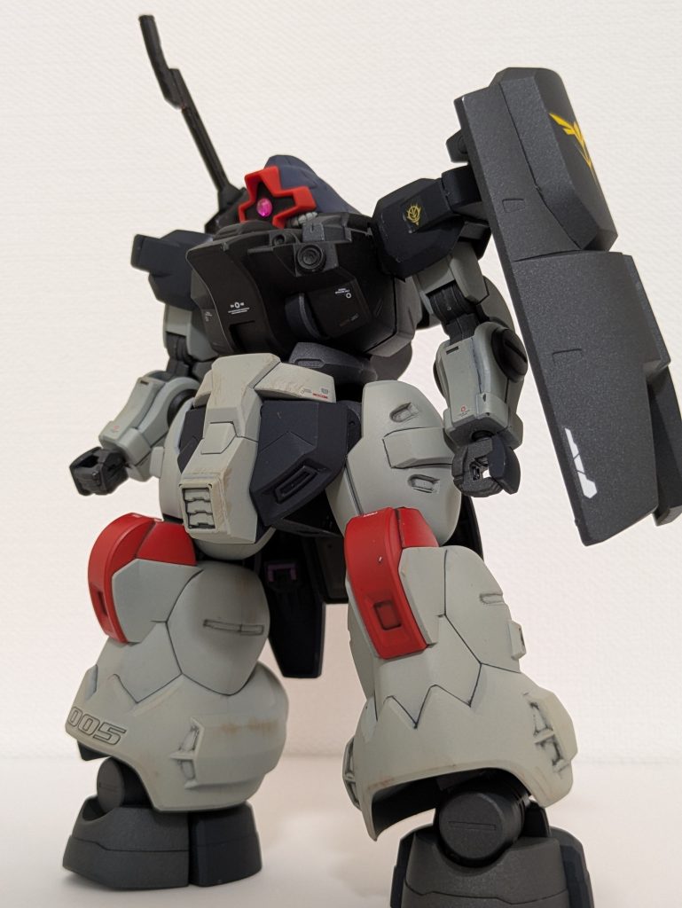 ドムトローペンを作ったことある人ならわかると思いますが、あのキットかなり古いので可動域が今目線だと◯んでおります。ということで、水星の魔女よりディランザ・ソルの体を借りることでプロポーションを寄せつつグロウスバイルらしいポージングをするための可動域を確保するという荒業に出ました。