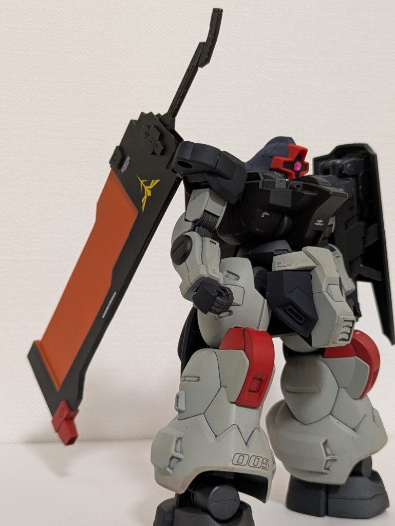 大型ヒートソードはプラ板でスクラッチ&ジャンクパーツで飾り付けカラーリングは、塗る予定だったパープルを切らしていたので自分が好きなガルグレーをメイン色に自分の専用機っぽくなりました