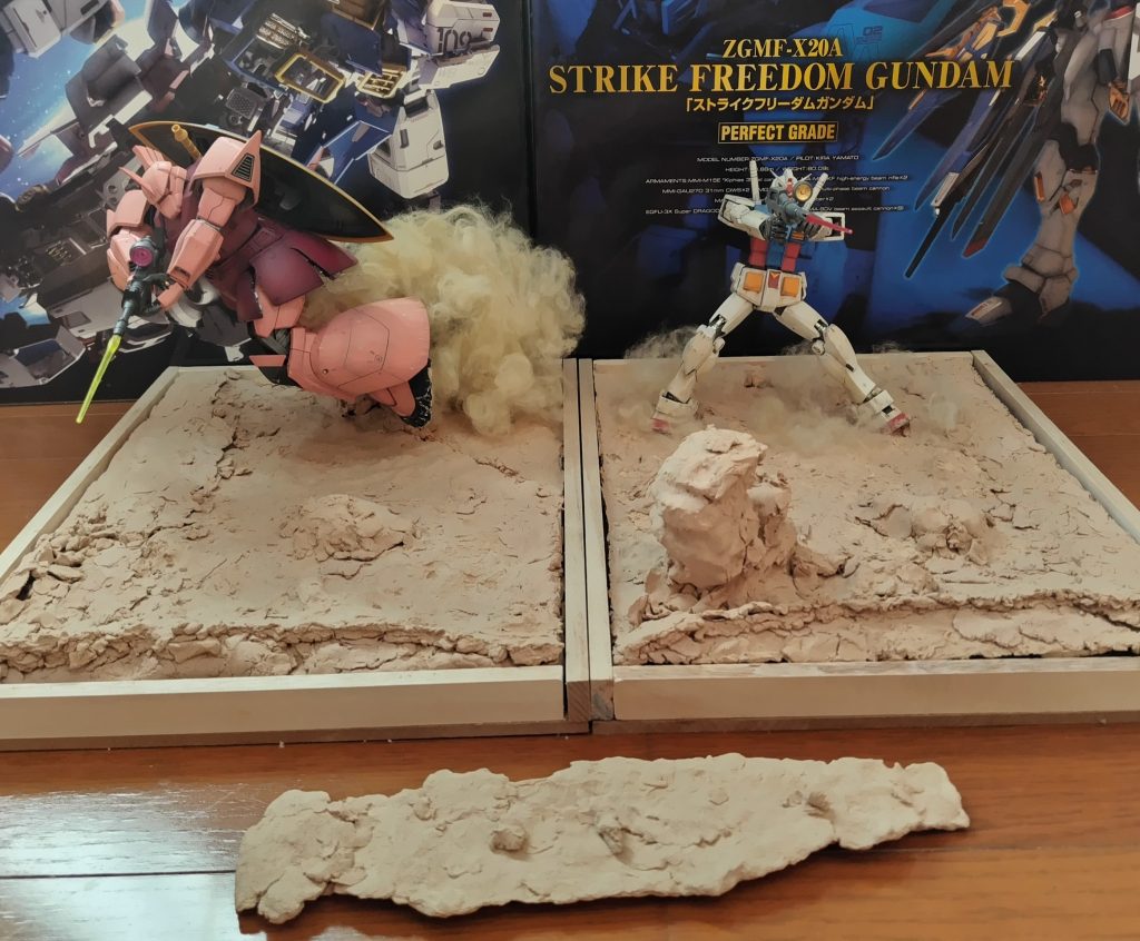 ２つのジオラマを横並びにして、繋ぎのフタを前面に置いてみました。バラバラにするとこんな感じです…