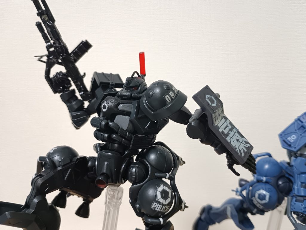 モノアイはメタルレッドで塗装しましたが光を当てないと映えません無難にピンクの方が良かった気がします