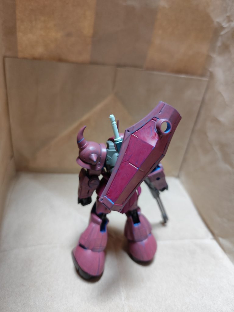 背中にシールドをマウントしてもいいですね。何か武器を他に持たせると、面白いかもしれません。