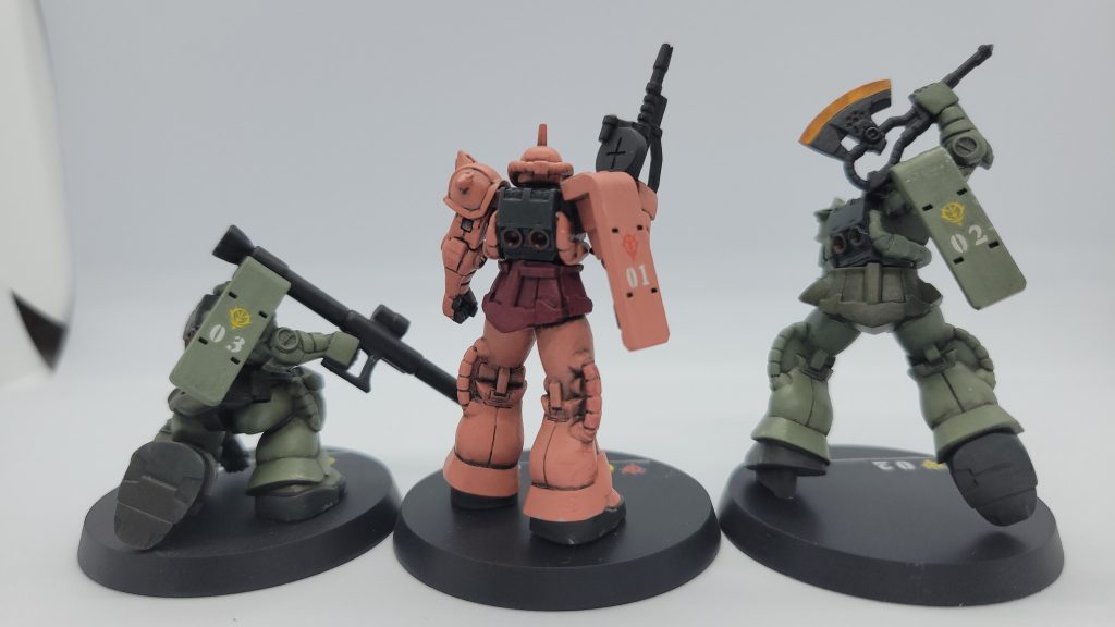 アッセンブルカラーは買えなかったので水性ホビーで塗装し、Mr.ウェザリングカラーで汚しています。改造はモノアイとザクマシンガンのレンズをクリアパーツにしたのと、マガジンに+マークのスジボリと、バズーカの銃口の穴をあけただけです。