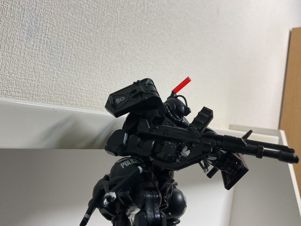 ザクマシンガンも劇中に近付けるためマガジンと銃身を改造しています