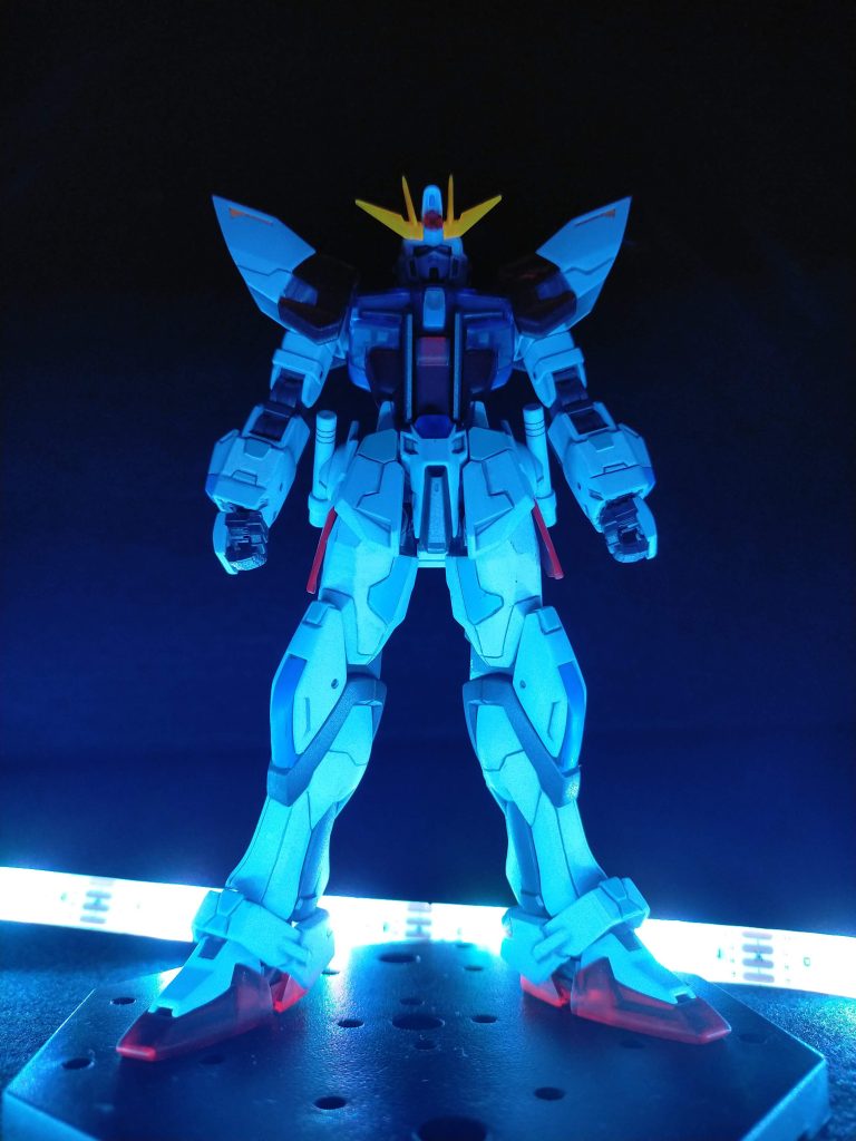 クリアパーツ部分を600〜10000まで磨いたんだっけな(gundam-kao1)ただ、コンパウンドとかキャンディとか知らずにいた頃にやっちまったもんで、「傷のないクリアパーツになったで〜」くらいにしか思ってなかったんですね。その上何を血迷ったのか艶消し仕上げにしちまいまして、磨いた意味がゼクノヴァしてしまった悲しき作品であります。