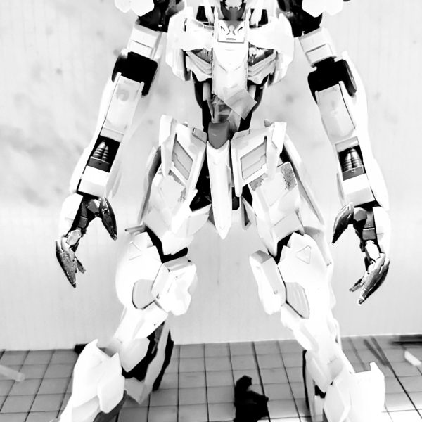 約8割位出来た。ガンダムバルバトスルプスレクスの特徴的な鋭い爪？指先？を作り変えたいと思い通販で、ベースとなる手を在庫有りのを発注、発送お願いをしたが1週間たってもまだ発送されていない。注文しているお店は、入荷も発送も遅延していると発表しているが、ドンドン遅くなっている感じがする。これからの予定。その手が、来て加工をして肩のシリンダーを作って、洗って塗装かな。（2枚目）