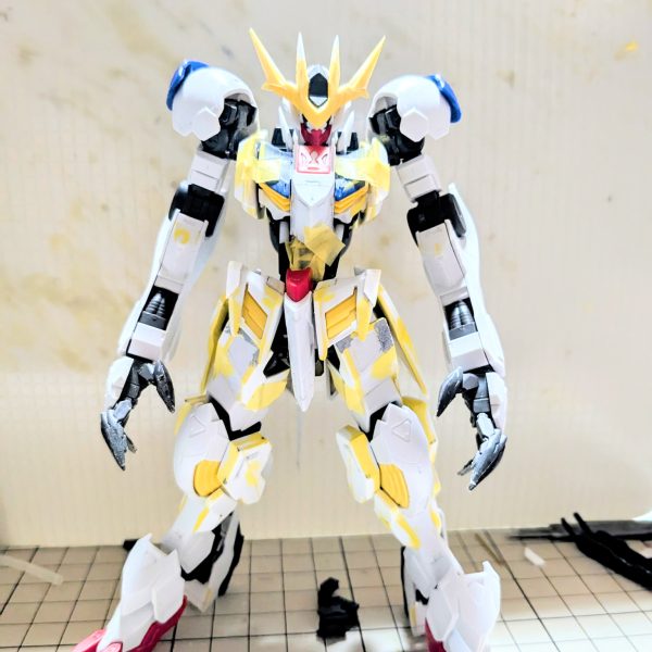 約8割位出来た。ガンダムバルバトスルプスレクスの特徴的な鋭い爪？指先？を作り変えたいと思い通販で、ベースとなる手を在庫有りのを発注、発送お願いをしたが1週間たってもまだ発送されていない。注文しているお店は、入荷も発送も遅延していると発表しているが、ドンドン遅くなっている感じがする。これからの予定。その手が、来て加工をして肩のシリンダーを作って、洗って塗装かな。（3枚目）