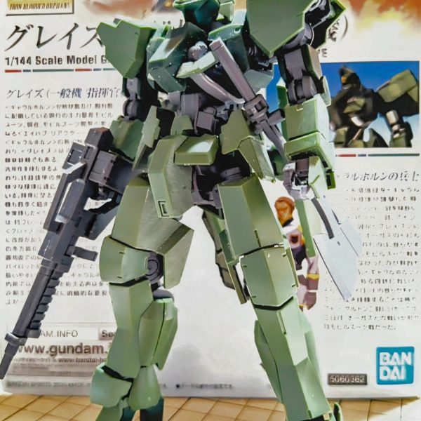    HG ガンダムバルバトスルプスレクスの発注した手が、全然届か無いから再販で、ゲッタンしたグレイズを仮組みしてみた。 9年9カ月と17日前(現在2025年 7月27日から)に、発売開始した当時から気になっていた肩を少しいじくりこんにゃくしてみた。肩関節を3ミリ幅詰めした。 まだまだ気になっている箇所が、1杯あるので、その辺もいじくりこんにゃくして行く予定です。 （2枚目）