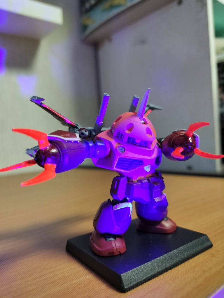 腕切って角度変えて、爪も開いて、モノアイもずらしてビコーンと。