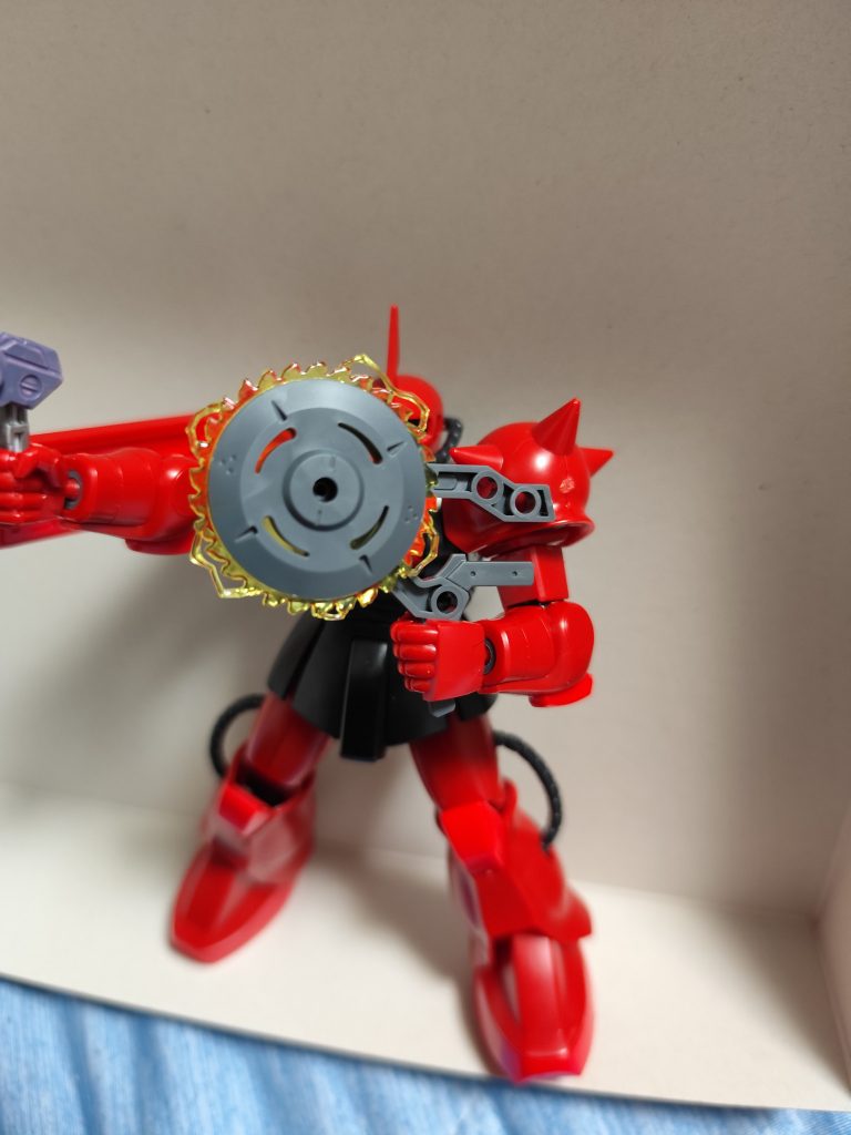 30mmミッションパーツから、円形シールドっぽいやつを。エフェクトパーツが付いていたので、ヒートホークの代わりにビーム刃が回転して攻撃！シャアがザクでしれっとニュータイプ部隊に参加している設定と思えば面白い。  