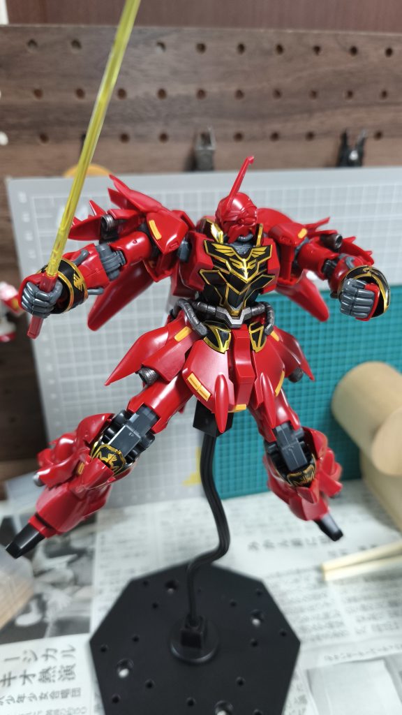 部分塗装で終わらそうとしたが、腰周りの焼鉄色が良かったので、筆塗り追加。赤も塗ってみるかな