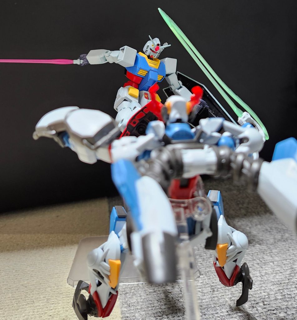 ジークアクスに蹴りを入れるシーン。