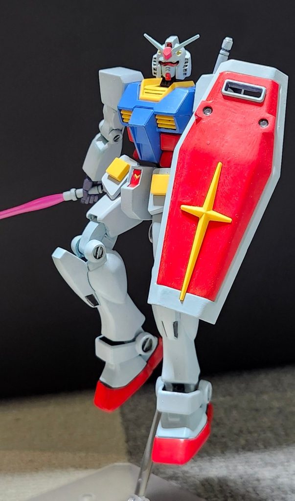 ~改造ヵ所~肩アーマー、、、ヤスリがけして角を落とし、サイズダウンさせました。シールド、、、ヤスリがけで角を落とし、丸く加工。肘、膝関節、、、モールドをヤスリがけで落とし、丸く加工。肘関節は、後ハメ加工したのち上部パーツと結合。膝関節は、肉抜き部分にプラ板を貼り成型したのち、塗装ハゲを起こさぬ様に小さく加工。スリッパ、、、ヤスリがけで丸く加工。肩ジョイント、、、モールドをヤスリがけ落とし、肉抜き部分をランナーで塞ぎ、塗装ハゲを起こさぬ様に、小さく加工。