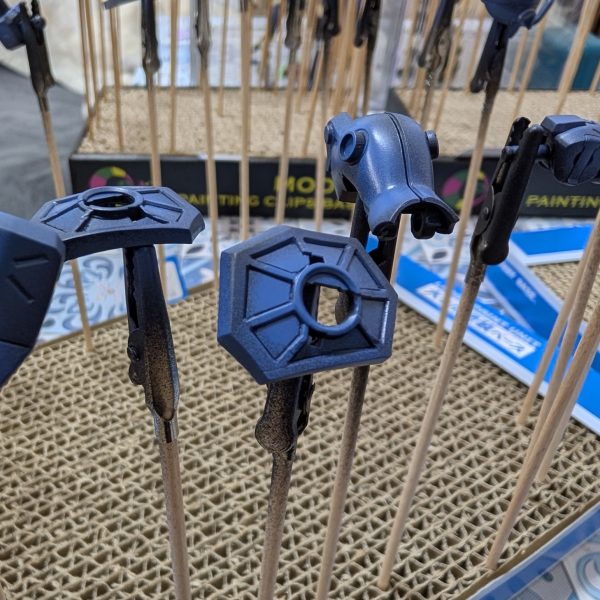 楽しみにしていたグラデーション塗装開始しました☺️黒サフ→ティターンズブルー2→エアリアルブルー（改修型）の順番で重ねて吹いてます✨️納得のいく感じになったので良かったです✨️（5枚目）