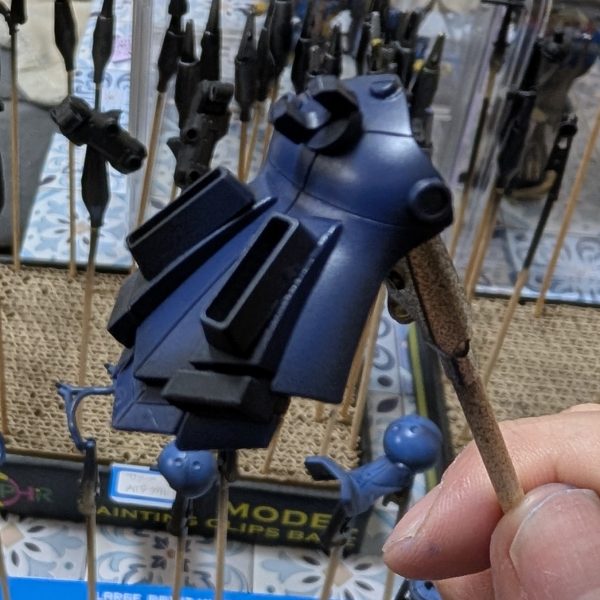 楽しみにしていたグラデーション塗装開始しました☺️黒サフ→ティターンズブルー2→エアリアルブルー（改修型）の順番で重ねて吹いてます✨️納得のいく感じになったので良かったです✨️（4枚目）