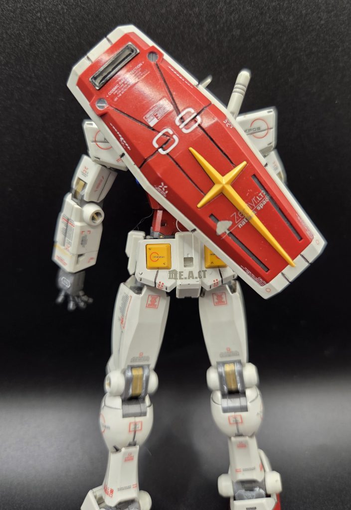 要所要所にスジボリを入れたのですが、特にシールドは雰囲気が出るように掘って見ました。ここまでスジボリを入れたのも初めてでした。