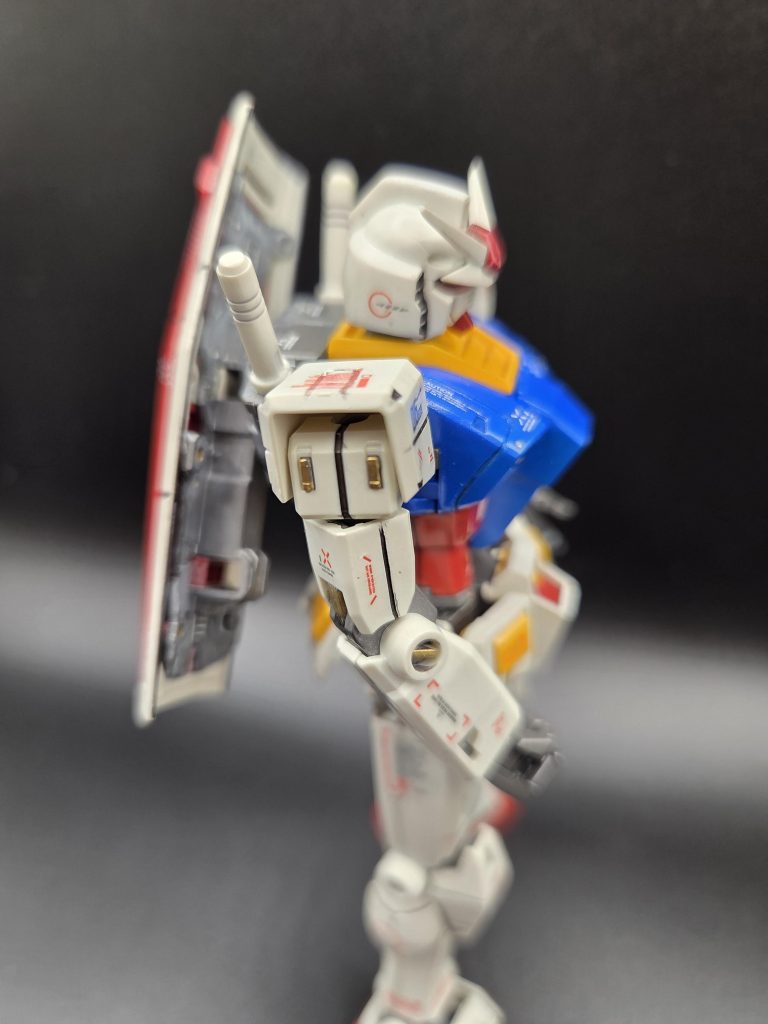 メタリックセットでの部分塗装は全塗装をしてから思いついたのですが、ゴールドのアンセントが入るだけで機体の印象がかなり変わるのですね。次からは組み立ての段階から部分塗装の箇所を決めて、より細かい部分の塗装に挑戦したいです。