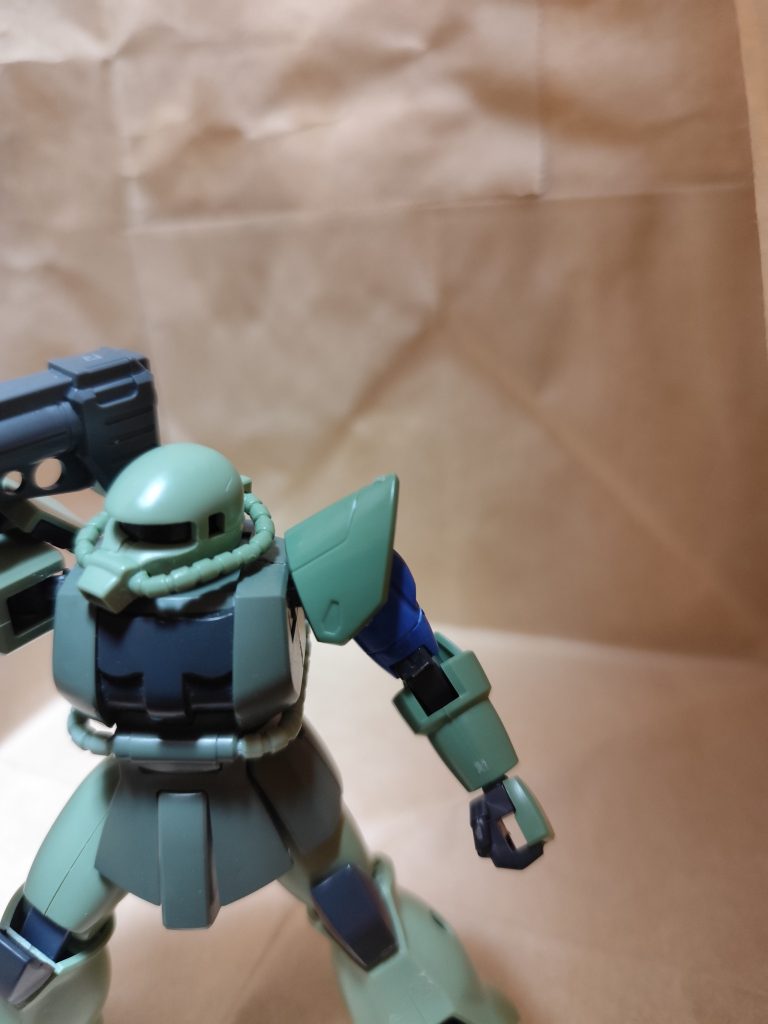 スパイクアーマーも良かったのですが、少しシュッとした方が面白いと思ったので、ジンハイマニューバから左腕貰いました。カラーは旧ザクが好きなので、あえて旧ザクカラーにしてあります。