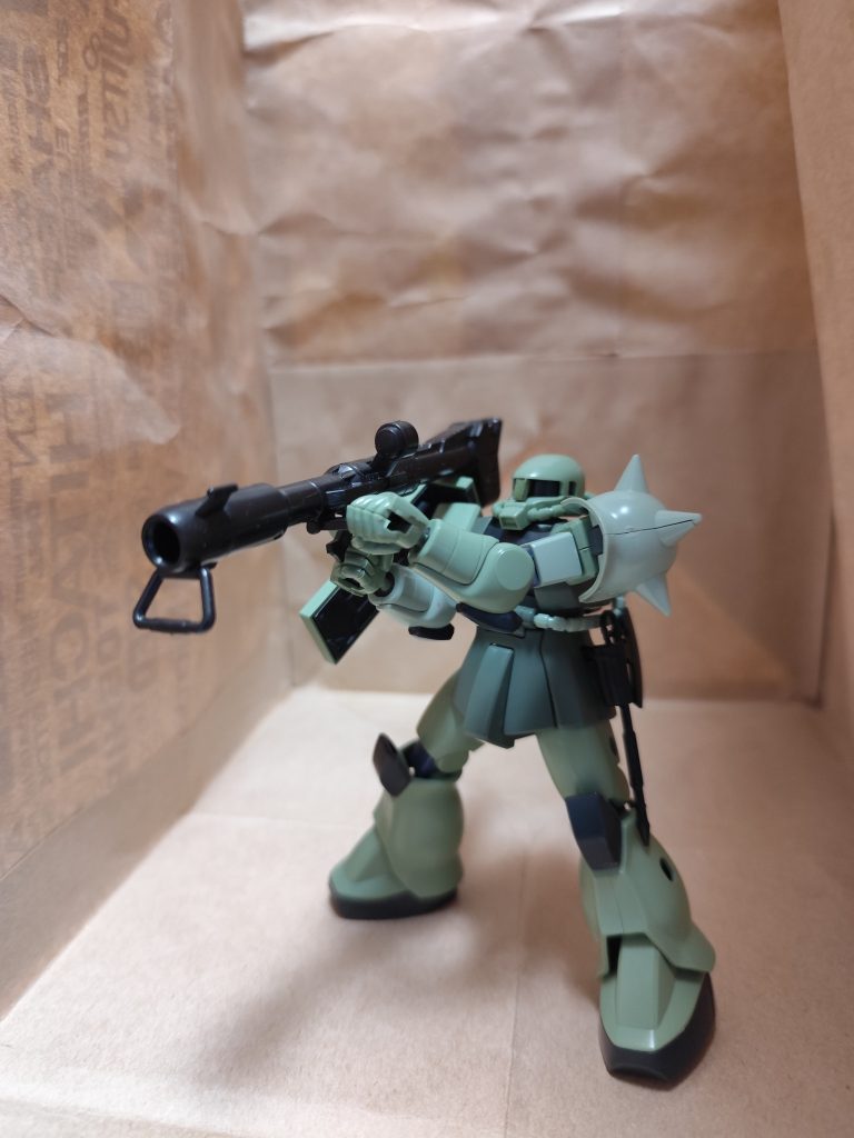 以前改造で作ったザクを、またリビルドしたのですが、旧HGUCは肩の引き出しが出来るので両手武器も楽々持てます。