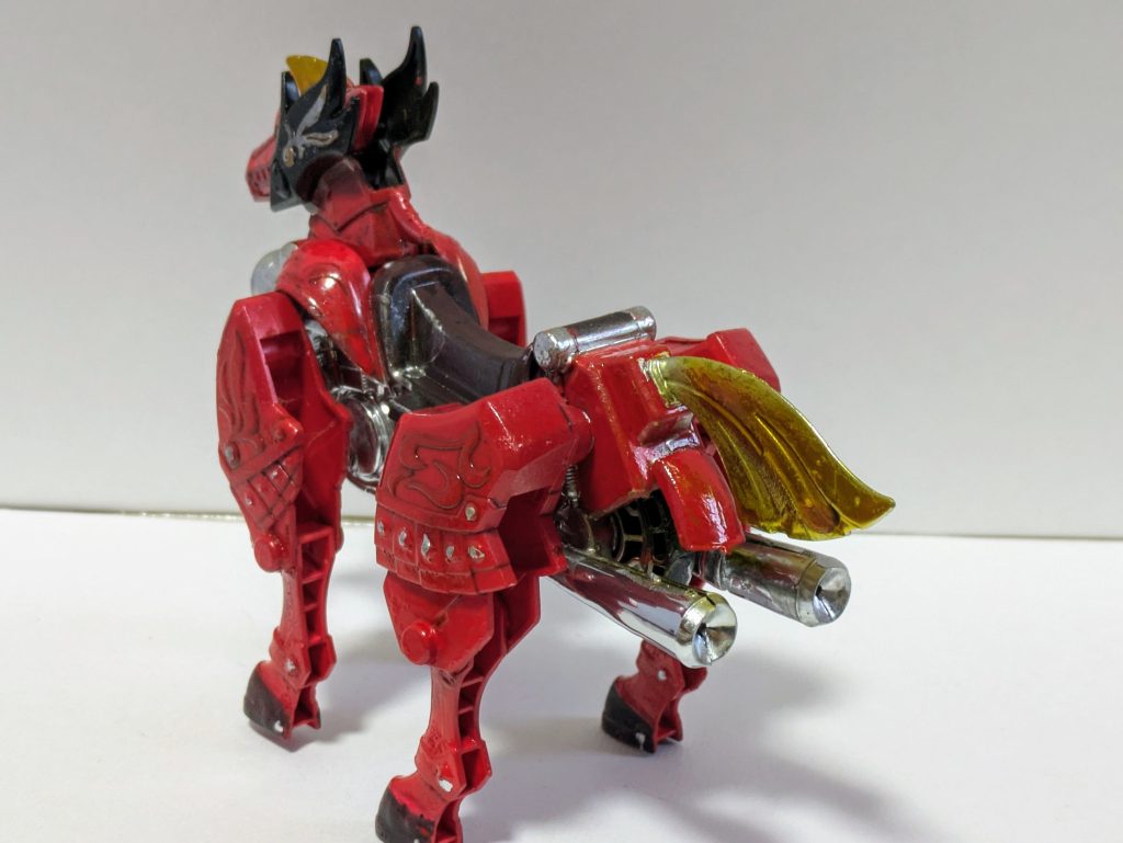 後輪は分解しないと外せなかったのでそのまま赤兎馬のままにしています。その為、紅武者アメイジングのアーマーパーツで車輪一つだけが余剰パーツとなります。