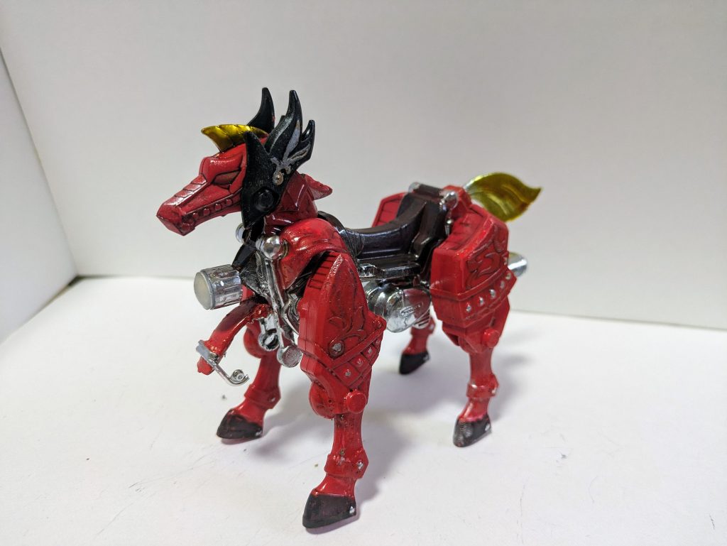 馬形態。まんま赤兎馬ですwライトはバイクのプラモデルのは大きすぎたのでジャンクパーツで製作しました。