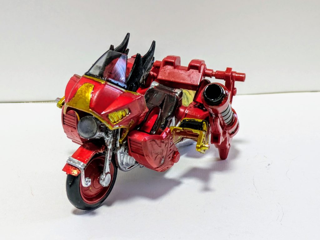 呂布トールギス付属の赤兎馬のバイク形態に紅武者アメイジングのアーマーパーツを適当に挟み込んでみたら違和感がなかったのでこのまま進行しました。