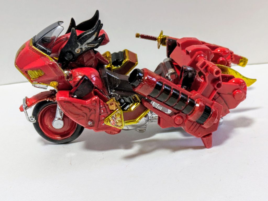 前輪は外し、紅武者アメイジングの車輪が入るように接続部をカットして調整。バイク部分のモールドのない部分にバイクのプラモデルからタンクなどのパーツを取付け、マフラーもバイクのプラモデルのものに換装しました。
