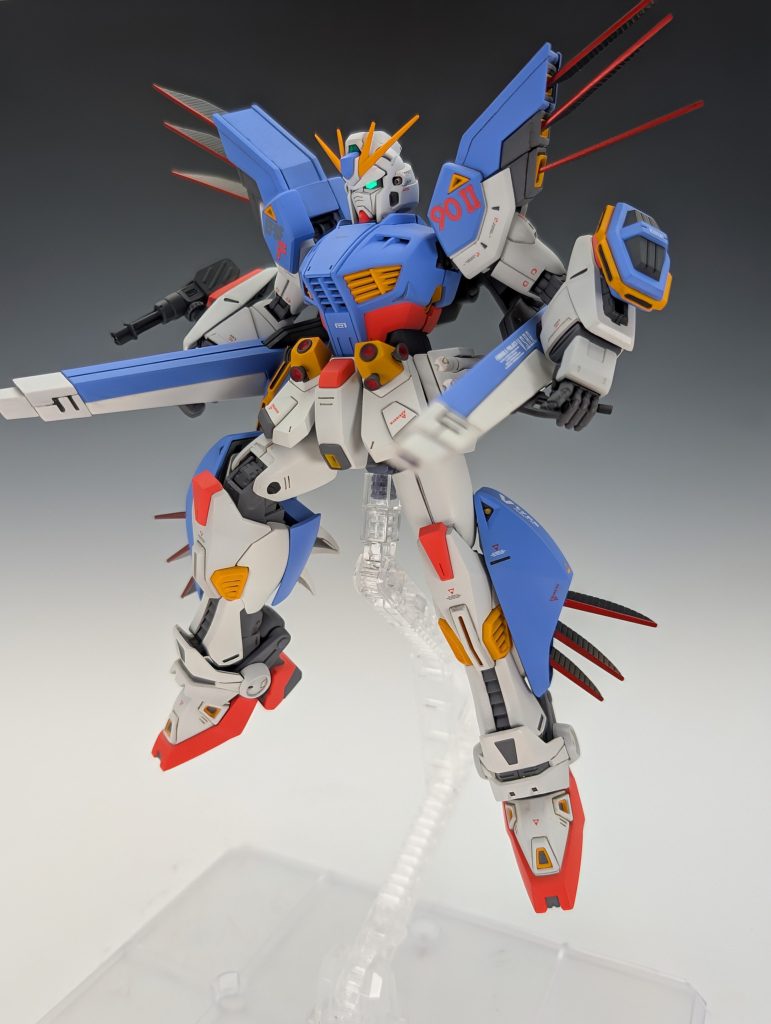 腕のマシンガンも真鍮線で分割したのですが手間の割に効果的な改修じゃなかったですね…