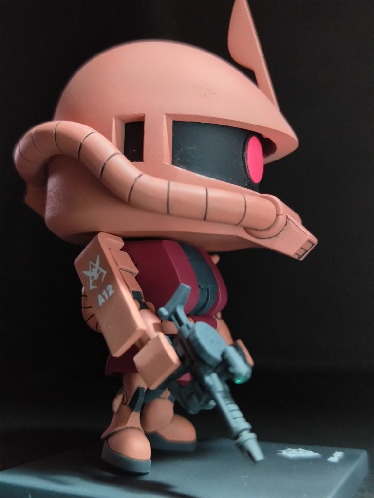 パーティングラインを消して、ザクマシンガンの銃口とスコープをいじったくらいで、後は全塗装してあるくらい カラーレシピシャアピンク、シャアレッド、メカサフヘビー