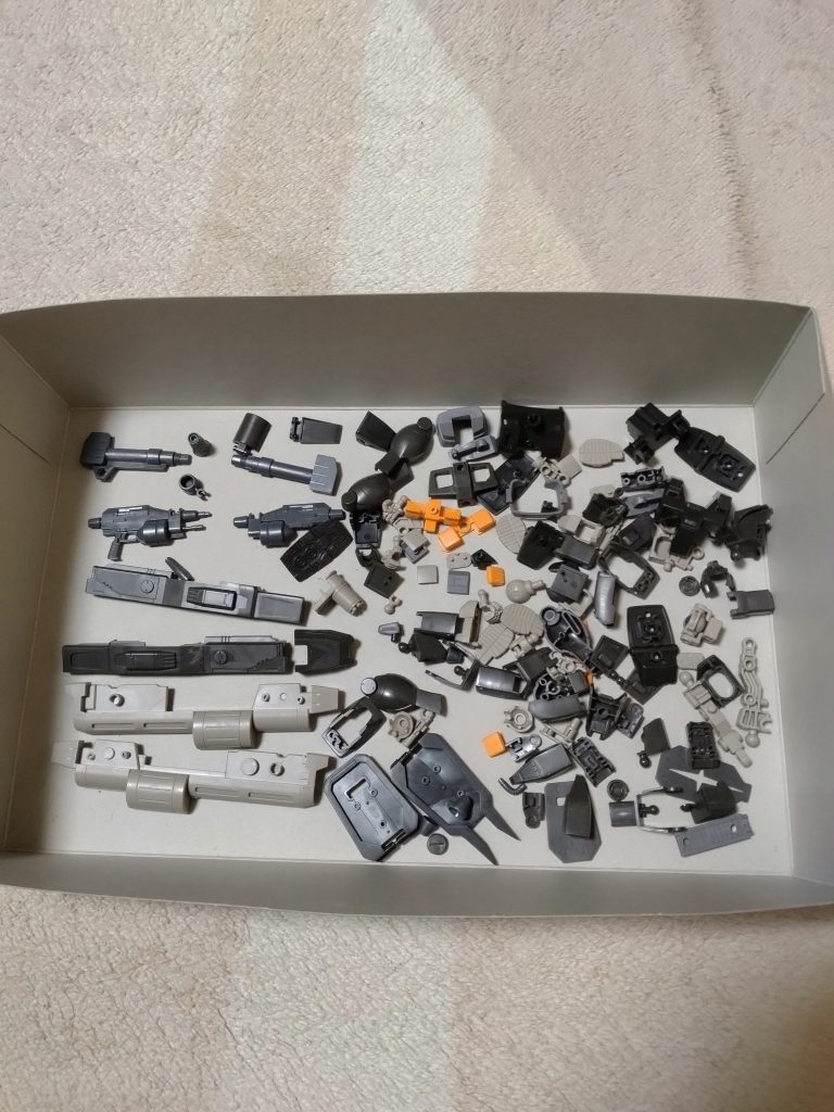 作品名：ヘビーガンダムその4<p>HGヘビーガンダムのヤスリがけが終わりました。一日に出来るのは10パーツが限界サボりサボりやって3週間ほどかかりました。もうすぐであろう梅雨明けを待って、塗装に入ります。 最近のガンダムは腰部のヘリウムコアタンクが低すぎ […]</p>