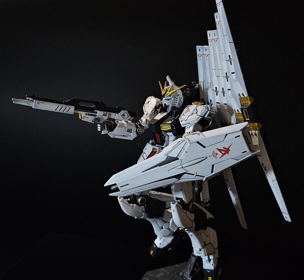 色は成形色よりも少し明るさを落とそうと黄→チタンゴールドにクリアイエローを重ね塗り紺→黒下地にミッドナイトブルー+EXブラックを少々赤→黒下地にシャインレッドで塗装しました