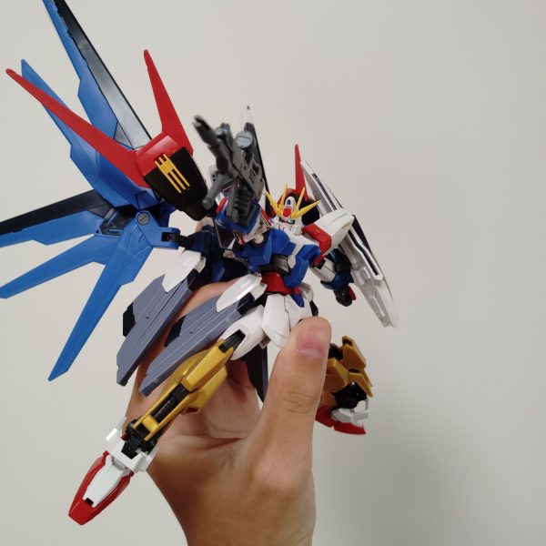 現在制作しているものです。幼い頃ミキシング改造したもの（写真はありません。撮ってません）をリメイクするというテーマで作っているものでございます。実は僕、ビルドファイターズを見てからガンプラにハマりだしました。本格的に自分で製作するようになったのは小学4から5年生です。実はこのガンプラ、自立ができません。バックパックが重すぎるからです。1枚目のように飾らないと倒れてしまいます。また、普通にポーズをとって飾ったら台座が確定で壊れるぐらい重くなってしまいました…(gundam-kao9)（飾ろうと台座に乗せたら変な音がした）なので手で持ってポージングしないといけないのです…(zaku-kao9)3枚目のものはフリーダムストライカーとでも名付けましょうか。コレのせいでめちゃくちゃ重いのです…4枚目は本体。全然軽いです。5枚目はハイマットモード。手に持ってるだけで重さが伝わってきます…くうぅっっ！！（2枚目）