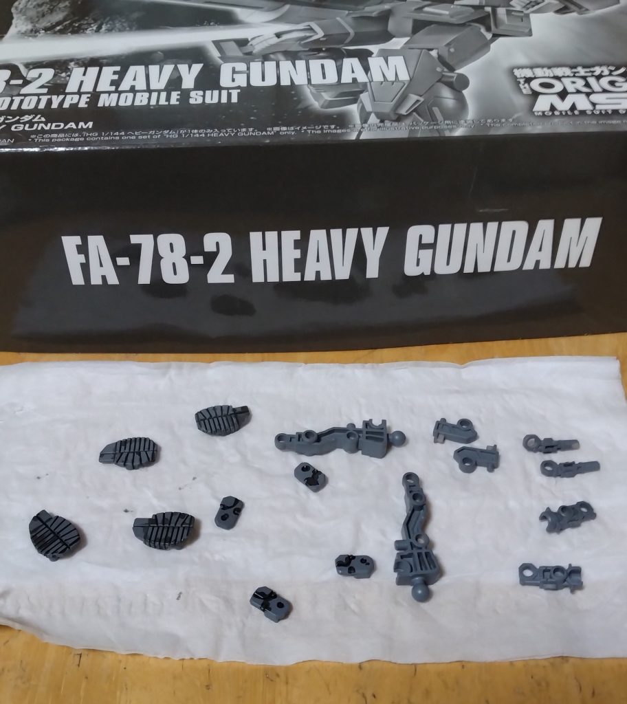 作品名：ヘビーガンダムその6<p>ヘビーガンダムの塗装を始めました。まずは間接部品からです。今回は部品ごとにスミ入れして、ユニットごとにトップコートをしてやるつもりです。MSD系ガンダムの膝部品はディテールがダサい。</p>