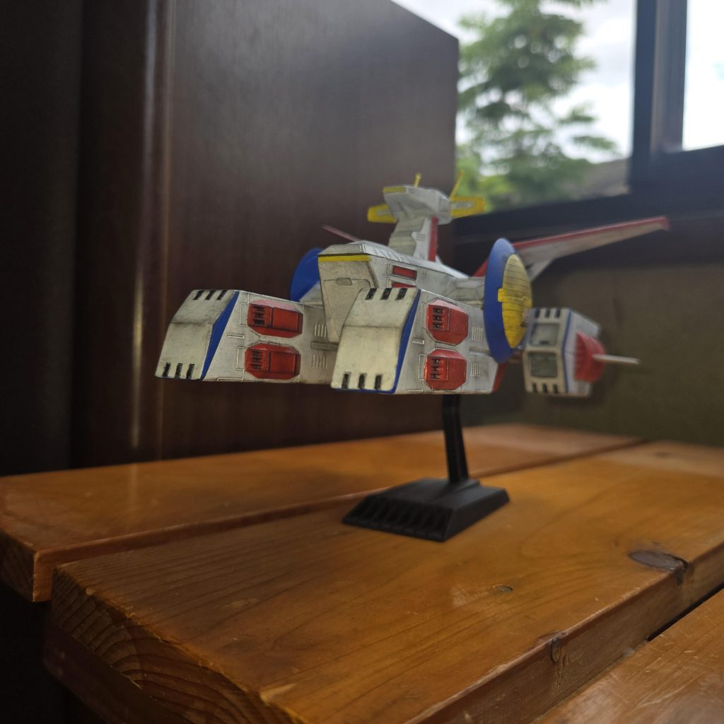  箱絵の角度で先ず1枚です。ディティールがしっかり入っていてスタイルもアニメに近くて良く出来たキットです。  