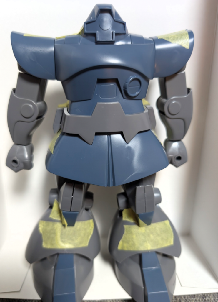 最初はこのように2色で合わせめが多く、色分けのためのパーツの加工など作業に時間がかかりそうだと思ってました。